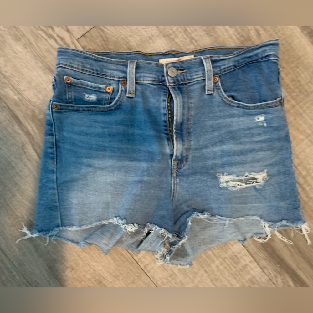 Levi’s high rise Distressed shorts size 31